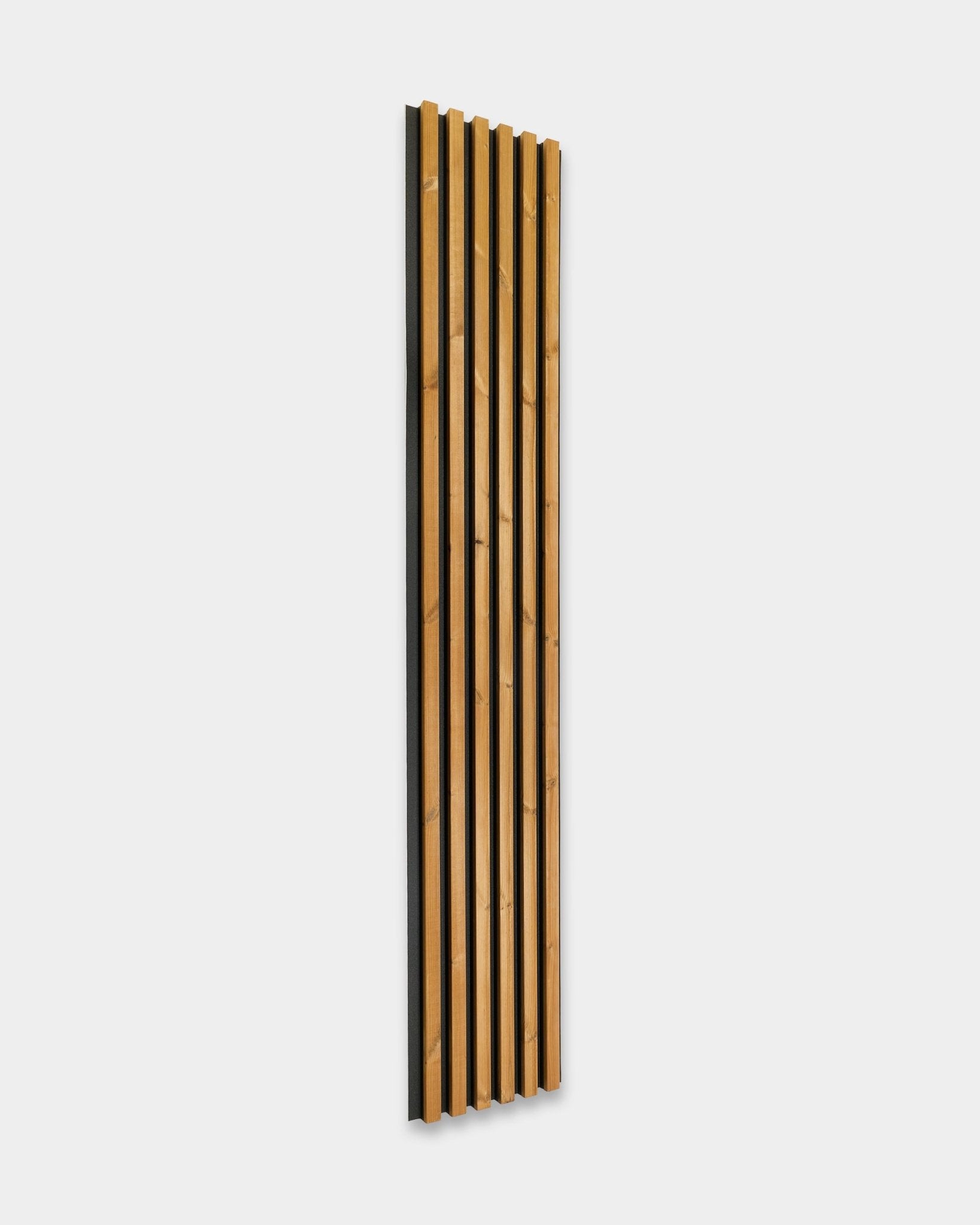 WoodUpp Aluwood fasadpanel i brown, storlek 240 x 45,1 cm, med ribbor i nordisk gran i vertical och baksida i black, monterad på en vit yta.